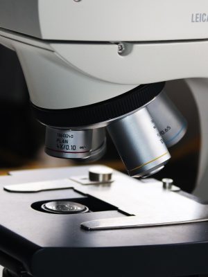 香蕉视频在线观看推荐科技纪录片封面，未来感实验室场景，科学家操作精密仪器，蓝色科技光效